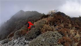 搜救隊上山找尋獨攀雪山失蹤的錢姓男子。（圖／翻攝畫面）