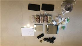 雲林縣刑警大隊，鎖定楊嫌販毒集團，擁槍自重，跟監前往屏東藏身處緝捕，攻堅，罕見海洛因磚 圖/翻攝畫面 