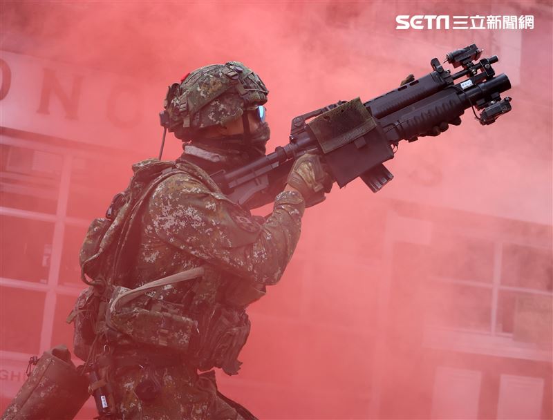 機步排利用「實兵模擬接戰系統」實施城鎮戰。（記者邱榮吉/攝影）