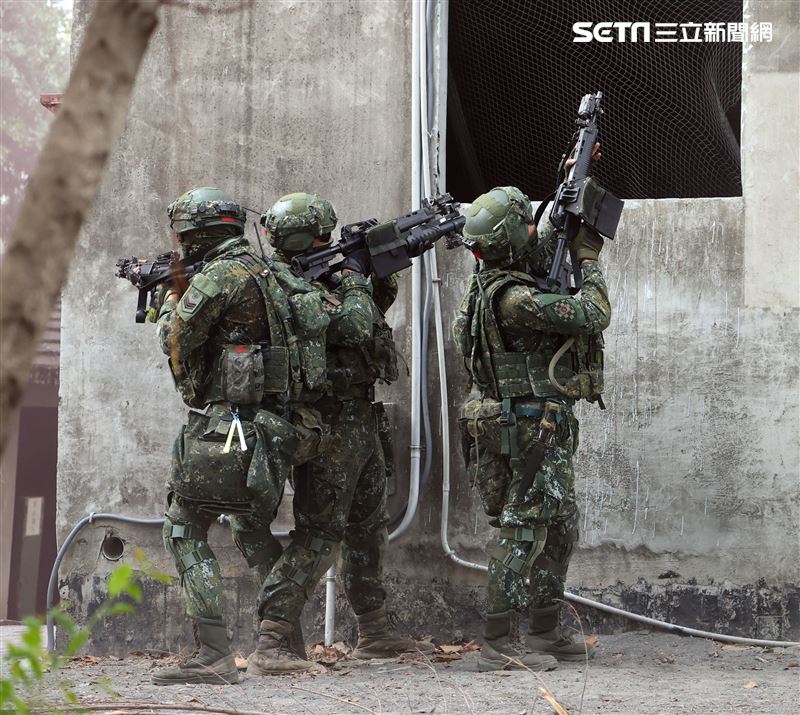 機步排利用「實兵模擬接戰系統」實施城鎮戰。（記者邱榮吉/攝影）