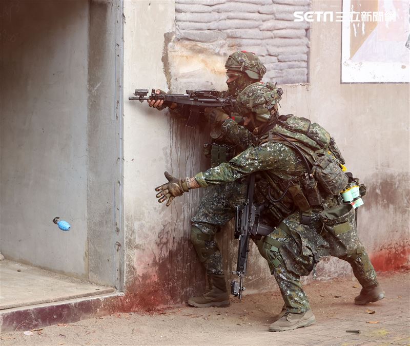 機步排利用「實兵模擬接戰系統」實施城鎮戰。（記者邱榮吉/攝影）