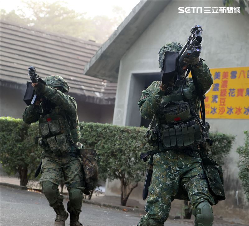 機步排利用「實兵模擬接戰系統」實施城鎮戰。（記者邱榮吉/攝影）