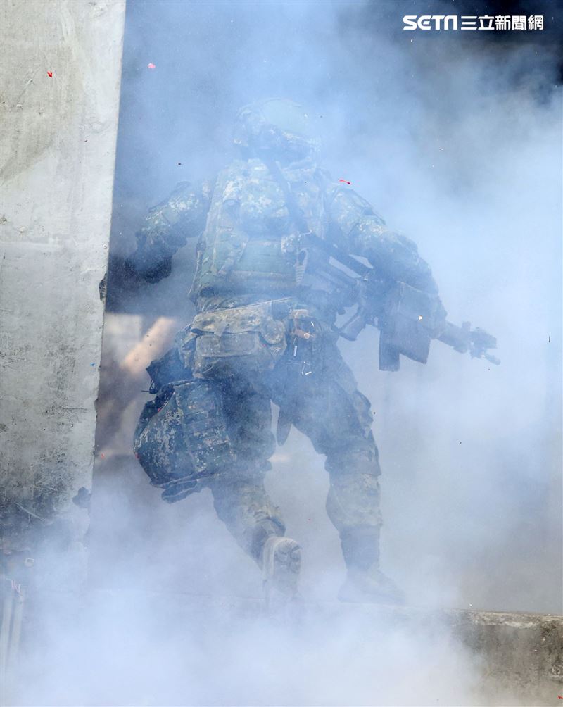 機步排利用「實兵模擬接戰系統」實施城鎮戰。（記者邱榮吉/攝影）
