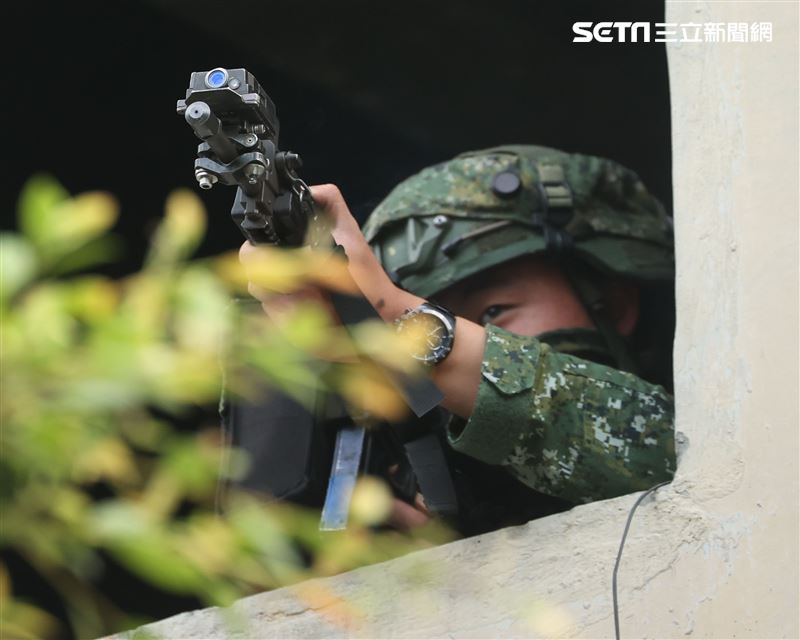 機步排利用「實兵模擬接戰系統」實施城鎮戰。（記者邱榮吉/攝影）