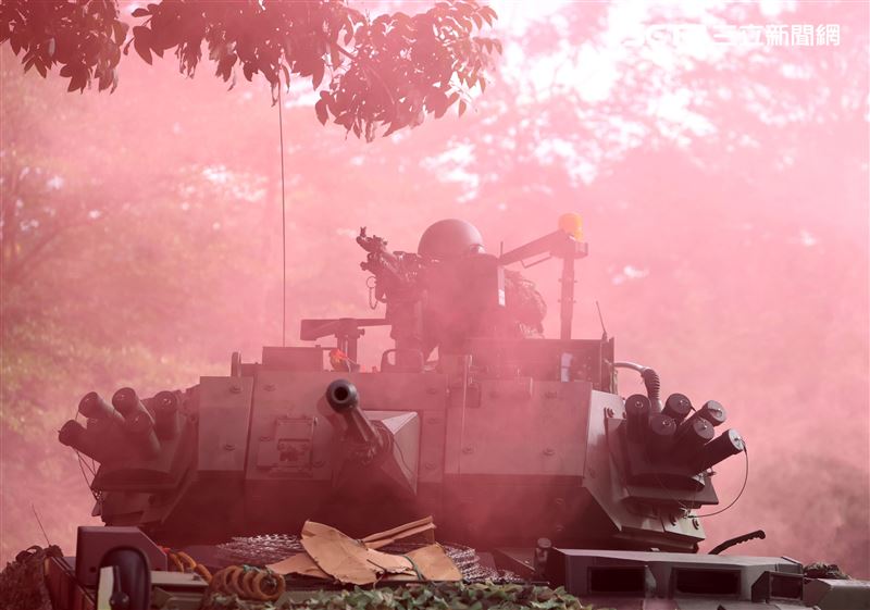戰甲車以強大火力殲滅敵軍。（記者邱榮吉/攝影）