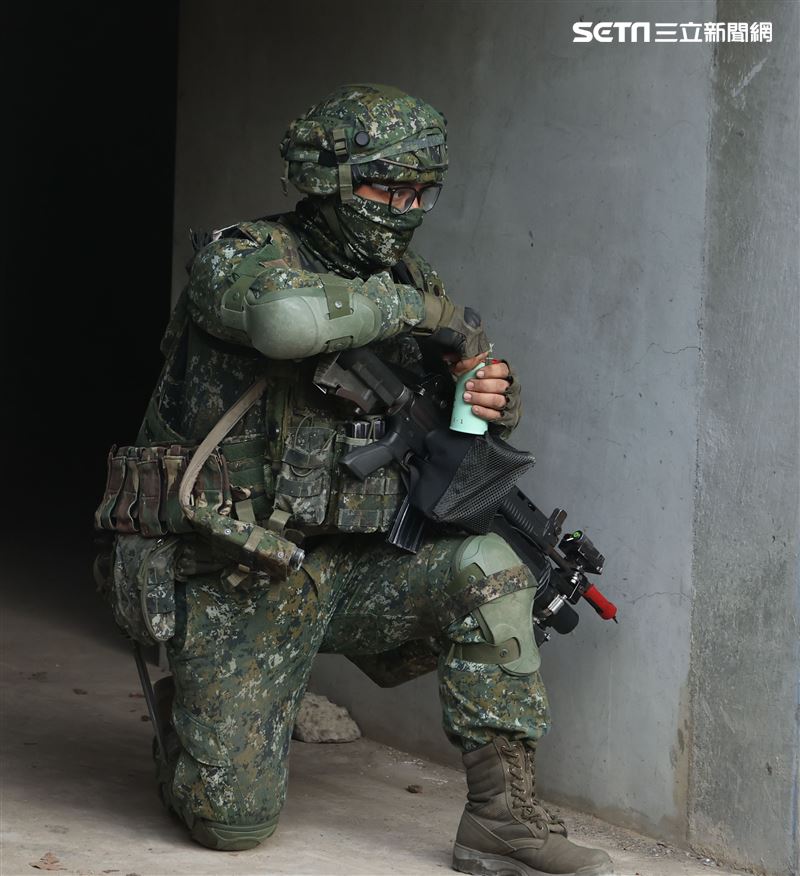 機步排利用「實兵模擬接戰系統」實施城鎮戰。（記者邱榮吉/攝影）