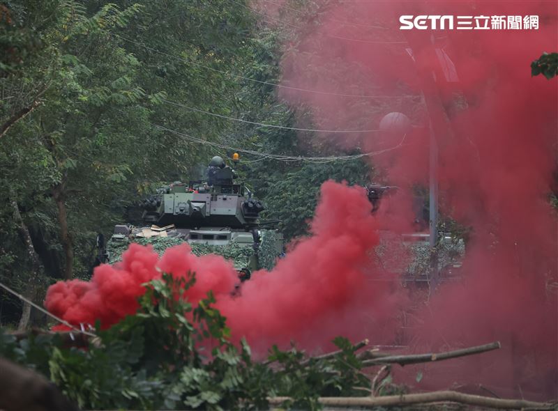 戰甲車以強大火力殲滅敵軍。（記者邱榮吉/攝影）
