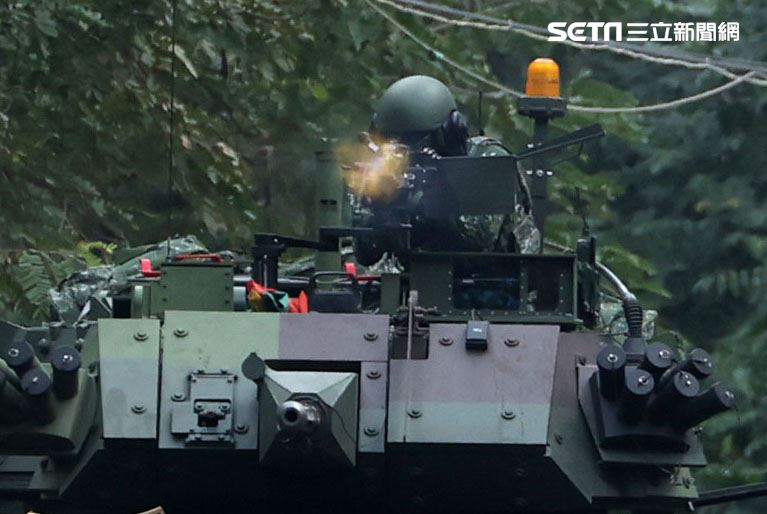 戰甲車以強大火力殲滅敵軍。（記者邱榮吉/攝影）