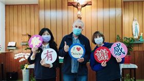 比利時神父丁立偉獲頒梅花卡內政部移民署中區事務大隊新竹縣服務站21日頒贈特殊貢獻梅花卡給比利時籍神父丁立偉（中），肯定他對台灣的付出。（內政部移民署中區事務大隊新竹縣服務站提供）中央社記者郭宣(文三)傳真  111年1月21日