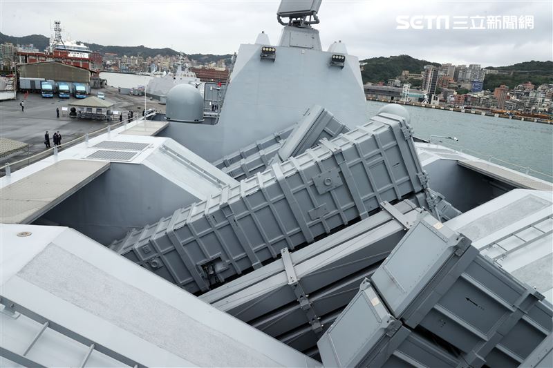 海軍塔江軍艦、沱江級軍艦艦上配備各式飛彈及彈艙首次曝光，擁有28枚各式飛彈包刮「雄三超音速反艦飛彈」、「雄二反艦飛彈」是航空母艦的殺手。（記者邱榮吉/攝影）