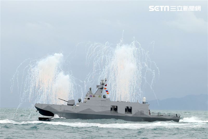 海軍塔江軍艦、沱江級軍艦實施實施干擾彈確保船身安全。（記者邱榮吉/攝影）
