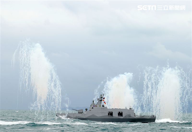 海軍塔江軍艦、沱江級軍艦實施實施干擾彈確保船身安全。（記者邱榮吉/攝影）