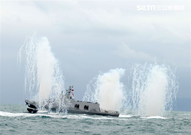 海軍塔江軍艦、沱江級軍艦實施實施干擾彈確保船身安全。（記者邱榮吉/攝影）