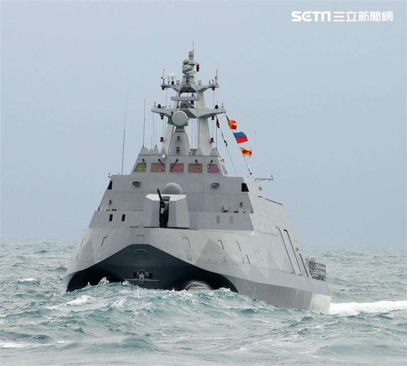 海軍塔江軍艦、沱江級軍艦展現強大海上火力。（記者邱榮吉/攝影）
