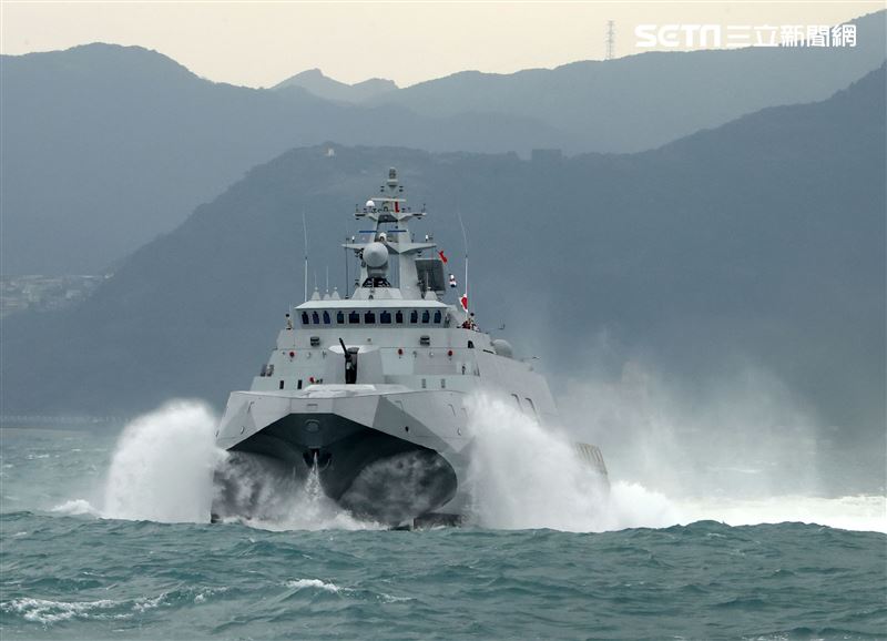 海軍塔江軍艦、沱江級軍艦展現強大海上火力。（記者邱榮吉/攝影）