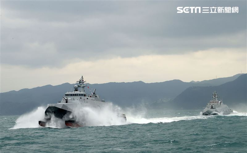 海軍塔江軍艦、沱江級軍艦展現強大海上火力。（記者邱榮吉/攝影）