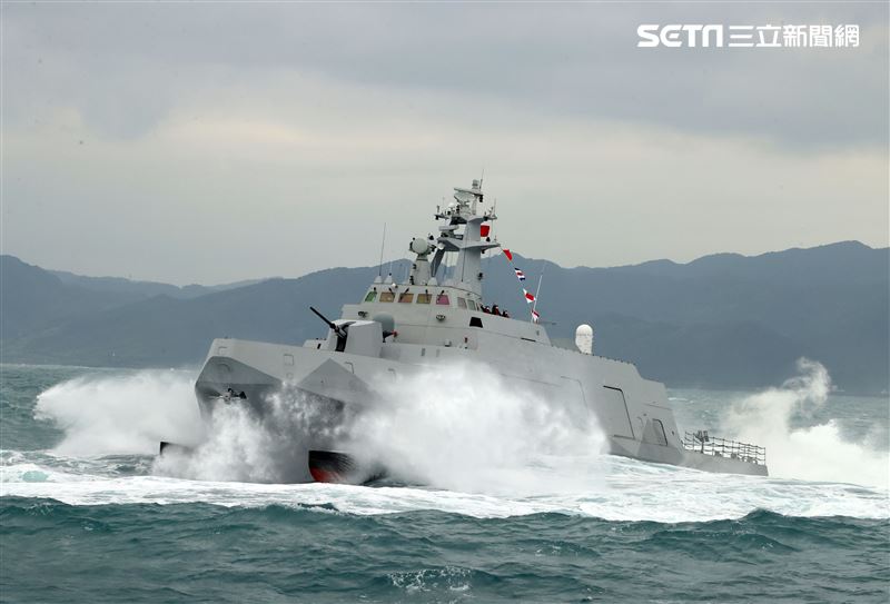 海軍塔江軍艦、沱江級軍艦展現強大海上火力。（記者邱榮吉/攝影）