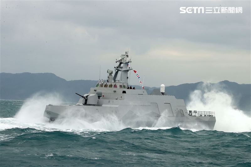 海軍塔江軍艦、沱江級軍艦展現強大海上火力。（記者邱榮吉/攝影）
