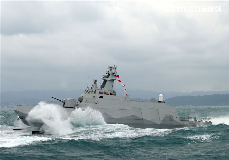 海軍塔江軍艦、沱江級軍艦展現強大海上火力。（記者邱榮吉/攝影）