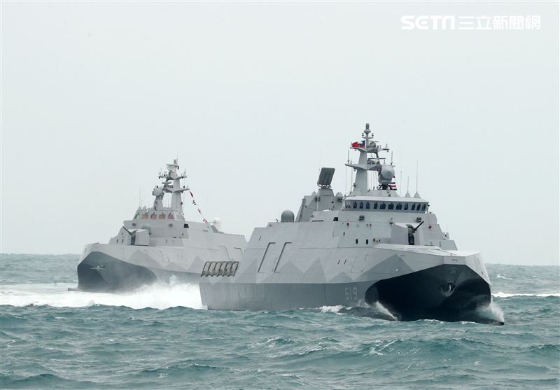 海軍塔江軍艦、沱江級軍艦展現強大海上火力。（記者邱榮吉/攝影）