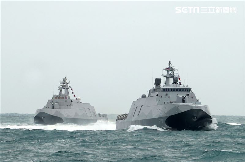 海軍塔江軍艦、沱江級軍艦展現強大海上火力。（記者邱榮吉/攝影）