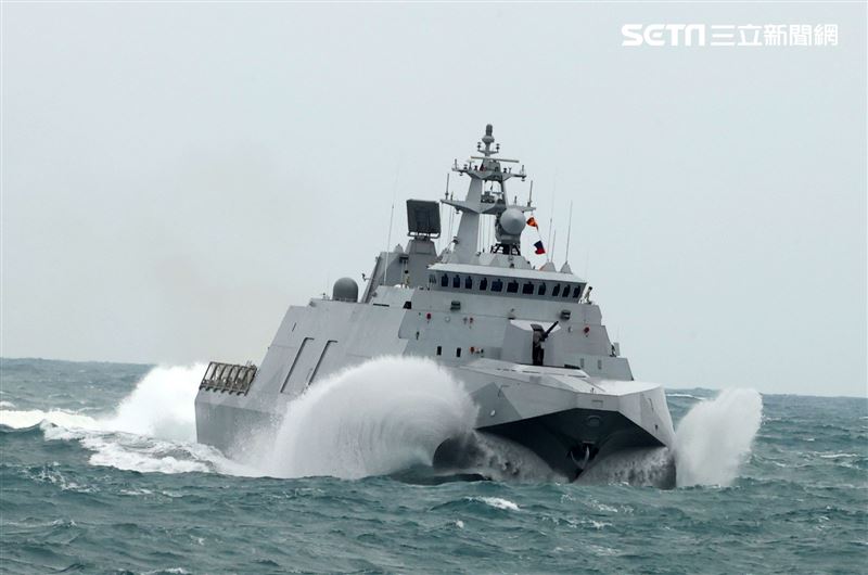 海軍塔江軍艦、沱江級軍艦展現強大海上火力。（記者邱榮吉/攝影）