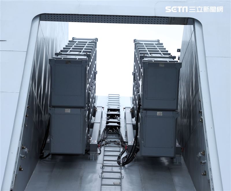 海軍塔江軍艦、沱江級軍艦艦上配備各式飛彈及彈艙首次曝光，擁有28枚各式飛彈包刮「雄三超音速反艦飛彈」、「雄二反艦飛彈」是航空母艦的殺手。（記者邱榮吉/攝影）