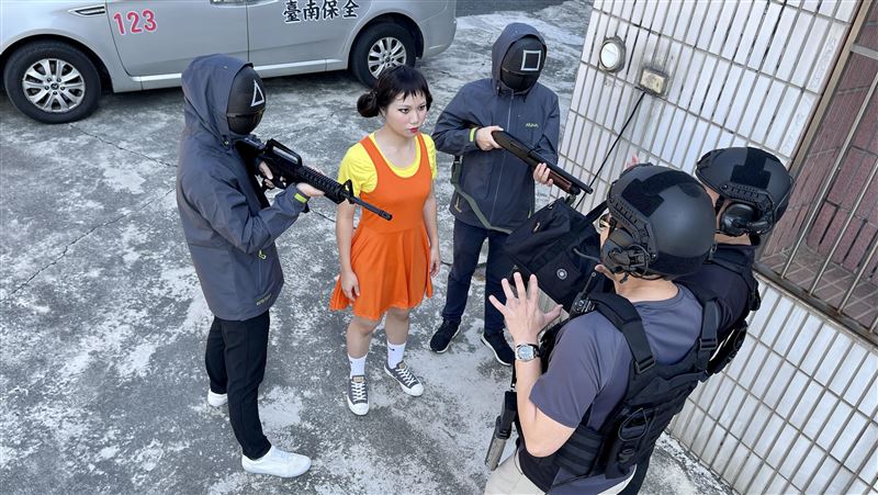 南警演練拚了！神還原魷魚遊戲超吸睛