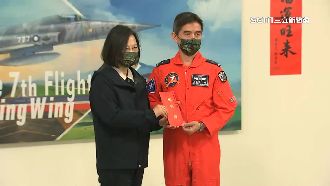 總統慰勉軍基　開箱F-5E新彈射椅