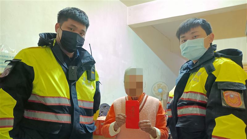 連續12年！淡水警偕鄞山寺關懷弱勢