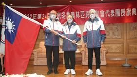 北京冬奧中華代表團授旗典禮（1）體育署19日舉辦2022年第24屆北京冬季奧林匹克運動會代表團授旗典禮，教育部次長兼體育署長林騰蛟（左）親自授旗給代表團長林鴻道（中），再由林鴻道將國旗交給代表團總領隊陳士魁（右）。中央社記者張新偉攝  111年1月19日