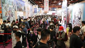 參觀台北國際動漫節（3）第9屆台北國際動漫節持續在台北世貿一館開展，6日適逢週末假日，吸引許多民眾到場參觀。今年受疫情影響，現場容留人數上限為6000人，且參觀民眾需全程戴著口罩。中央社記者張新偉攝  110年2月6日