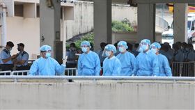 香港調查變種病毒疫情　指向外籍情侶瞞報行程香港近期爆發COVID-19變種病毒本土疫情，據港媒8日報導，官方調查疫情擴散指向一對外籍情侶涉嫌瞞報行程。圖為當局7日封鎖這對情侶去過的柴灣一棟大樓。（中通社提供）中央社　110年5月8日