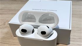 蘋果AirPods 3電池續航力增強蘋果第三代無線耳機AirPods 3機身與MagSafe充電盒皆具備IPX4等級抗汗抗水功能，充電一次可使用最長6小時。中央社記者吳家豪攝  111年1月21日