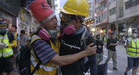 年屆7旬的老農夫「陳伯」與一群銀髮族、社工，因心疼年輕人組成「守護孩子行動」。。（圖／時代革命提供）