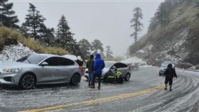 合歡山第4波降雪！遊客忘帶雪鍊困路中　皚白畫面美炸