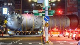  「桃園這是在運飛彈？」巨大柱狀物跑上街　網驚：國家機密（圖／翻攝自歐媽媽影像紀錄）