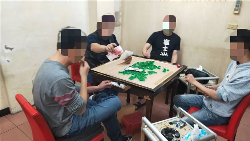 賭場藏身傳統市場！警強勢破門逮4人