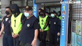 台北市北投分局掃蕩北聯幫北正堂，張姓堂主睡夢中遭逮。（圖／翻攝畫面）