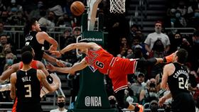 ▲卡魯索（Alex Caruso）上籃摔落。（圖／美聯社／達志影像）