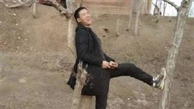 ▲來自河南的岳姓男子為了尋找失蹤的兒子，在北京邊賺錢邊找失蹤的兒子，18天跑了28個「工作地點」。（圖／翻攝自微博）