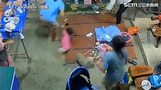 小蛇突竄家中　母左抱嬰兒右抓女孩