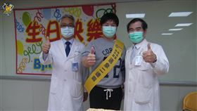 中信兄弟體檢為林威助總教練慶生。（圖／中信兄弟提供）