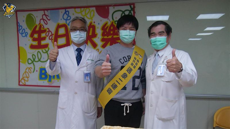 兄弟體檢碰生日　林威助許下生日願望