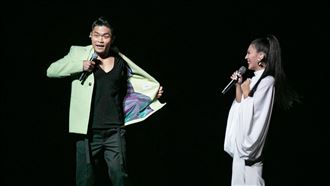 李玖哲上台擁抱艾怡良　爆出胸肌深溝