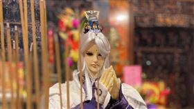 威視電影《素還真》發稿照06-素還真現身台中大甲鎮瀾宮拜媽祖祈福求平安。（圖／威視提供）