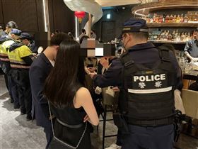 ▲疫苗數位證明上路，大安分局員警臨檢八大行業場所，要求檢視數位疫苗證明或小黃卡。（圖／翻攝畫面）