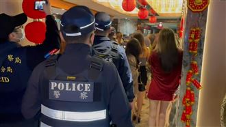 大安警堵疫情　酒國美女排站查小黃卡