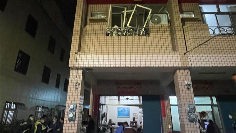 瓦斯氣爆炸飛門窗　子英勇救81歲父