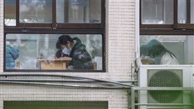 學測第2天  考生戴口罩到試場應試111學年度學科能力測驗22日進入第2天考試，考科為英文、國綜、國寫，因應COVID-19疫情，考生到試場應試需配戴口罩。中央社記者鄭清元攝  111年1月22日